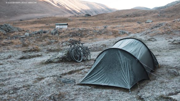 Cold night on the Chaukhi pass