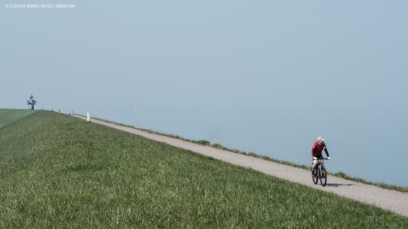 Car free riding along the coast of the Oosterschelde